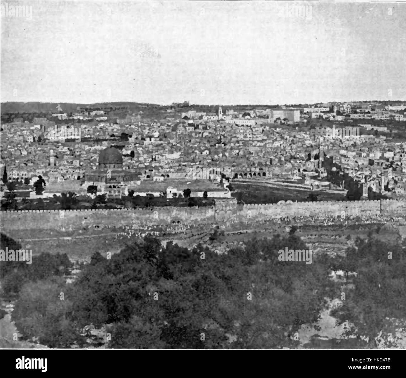 Dieses Gemälde des Ölbergs aus dem Jahr 1906 in Jerusalem unterstreicht die heitere Schönheit des religiösen Wahrzeichens. Das Kunstwerk zeigt das bergige Gelände mit Blick auf die Stadt und erfasst die historische und spirituelle Bedeutung der Stätte in christlichen, jüdischen und islamischen Traditionen. Stockfoto