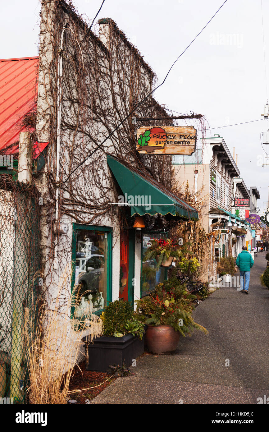 Person zu Fuß in die Innenstadt von Bürgersteig. Steveston, BC, Kanada Stockfoto