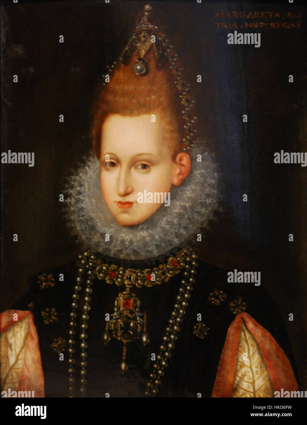 Dieses aus dem 16. Jahrhundert stammende Porträt von Margarete von Österreich, Königin von Spanien, zeigt ihre königliche Kleidung und ihre majestätische Präsenz. Als Tochter des Heiligen Römischen Kaisers spielte sie während ihrer Regierungszeit eine wichtige Rolle in der europäischen Politik. Stockfoto