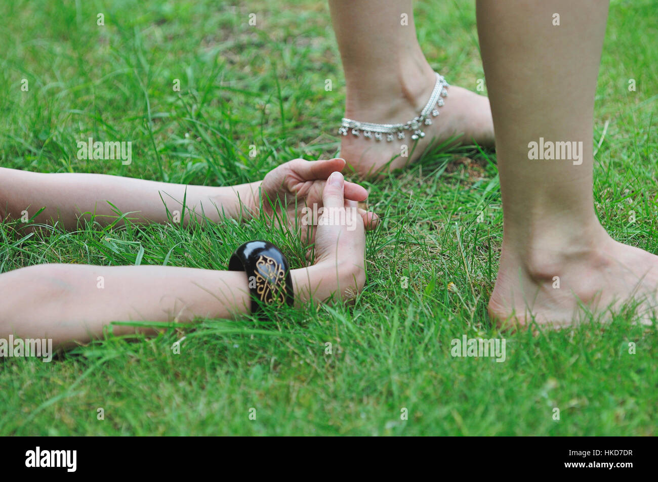 Mädchen beim Yoga auf dem grünen Rasen im park Stockfoto
