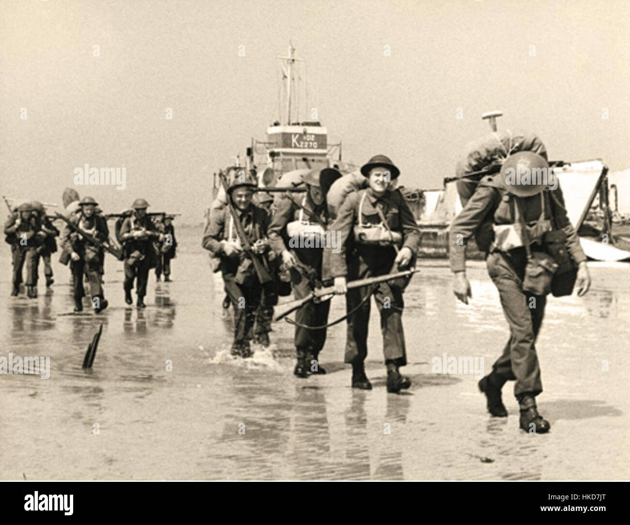 Ein Foto, das die Ankunft der kanadischen Infanterieverstärkungen bei Courseulles sur Mer während der Landung am D-Day im Zweiten Weltkrieg zeigt. Stockfoto