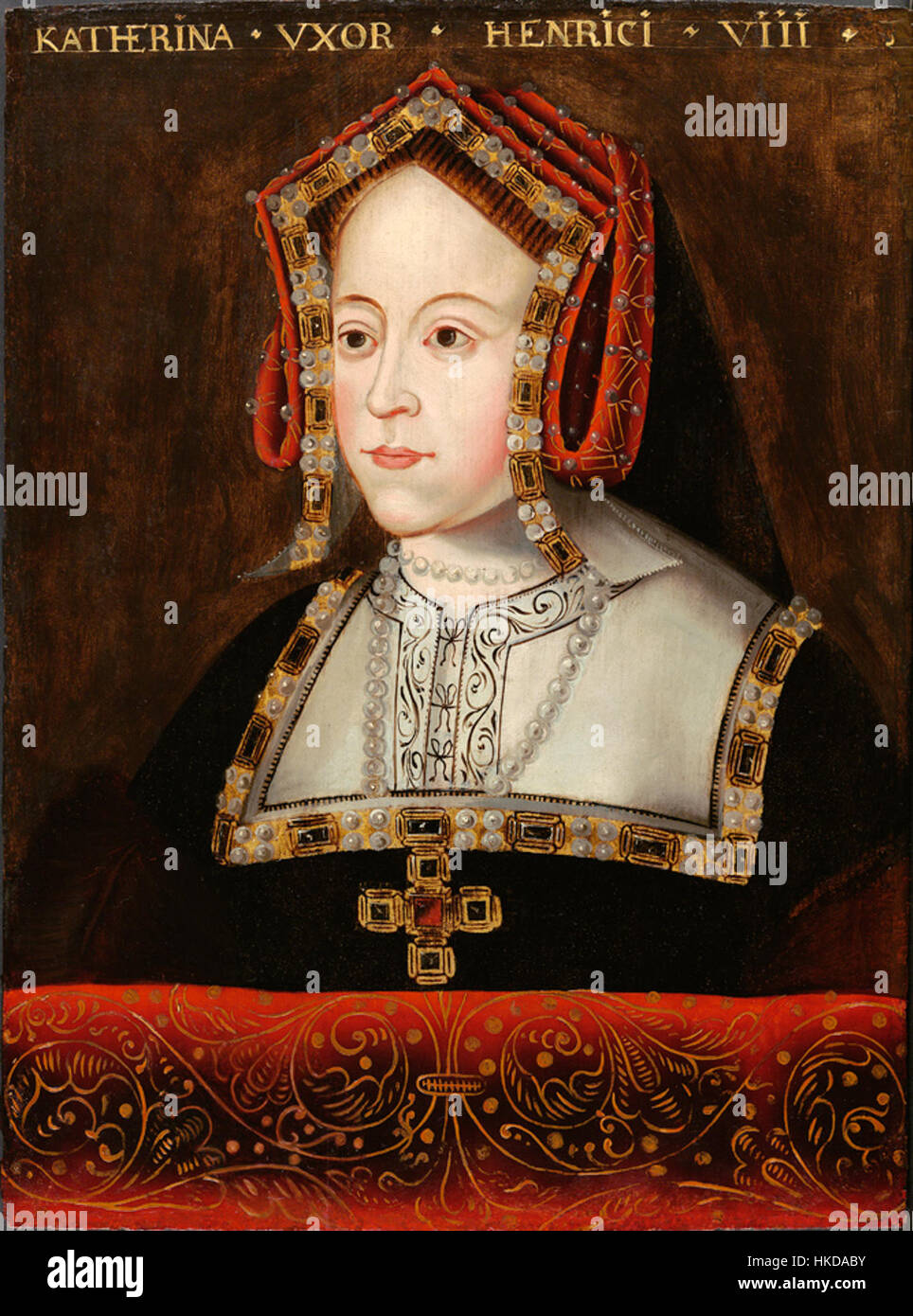 Dieses Porträt aus dem 16. Jahrhundert von Katherine von Aragon, der ersten Ehefrau von König Heinrich VIII., ist ein schönes Beispiel für die Porträtmalerei aus der Tudor-Zeit. Das Gemälde fängt ihre würdevolle Pose und königliche Kleidung ein und symbolisiert ihren Status als königliche Gemahlin. Stockfoto