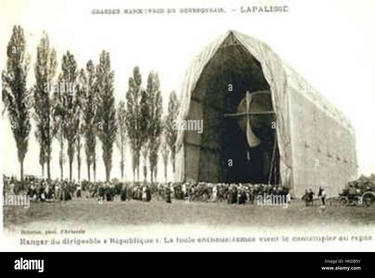 Dieses Bild zeigt einen temporären Hangar in Lapalisse, Frankreich, mit der Inschrift *République*. Die Struktur diente wahrscheinlich einem militärischen oder zivilen Zweck während einer historischen Periode der französischen Geschichte. Stockfoto Dieses Bild zeigt einen temporären Hangar in Lapalisse, Frankreich, mit der Inschrift *République*. Die Struktur diente wahrscheinlich einem militärischen oder zivilen Zweck während einer historischen Periode der französischen Geschichte. Stockfoto