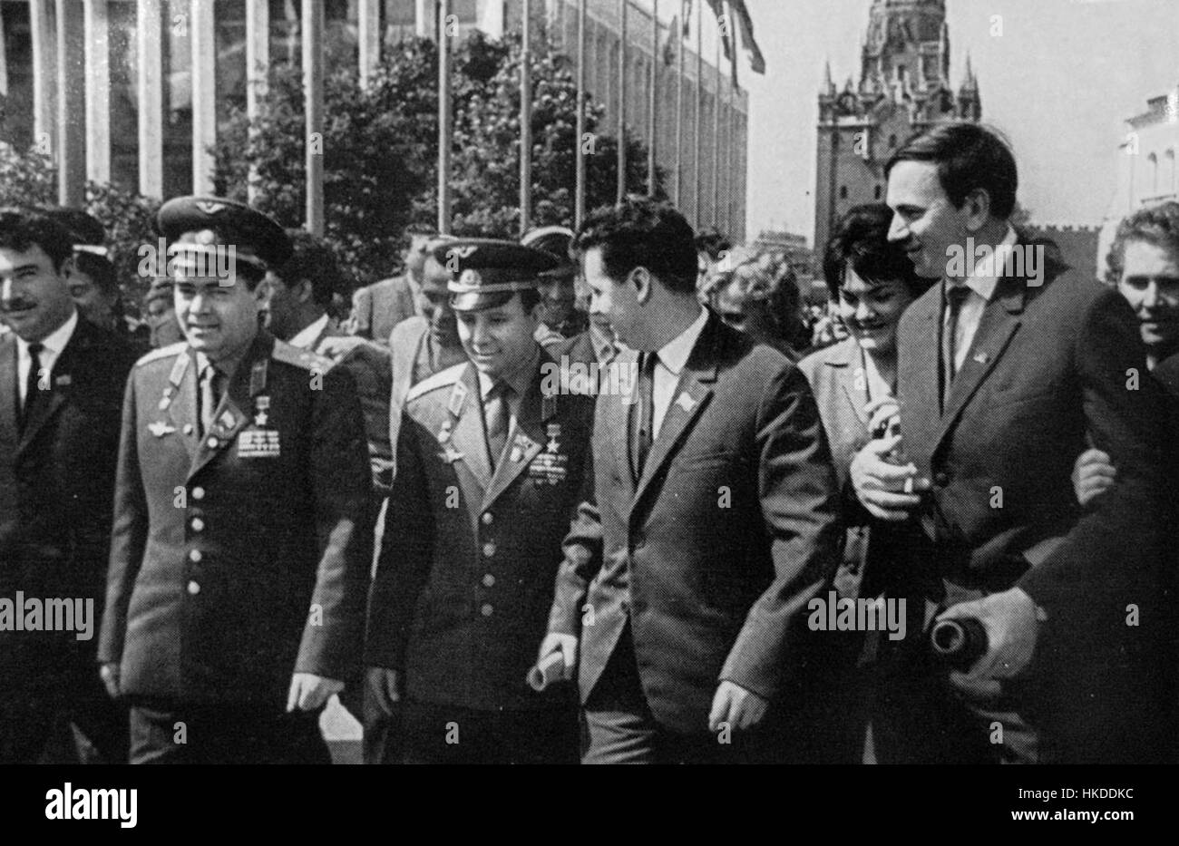 Dieses Bild zeigt eine Gruppe, die mit Aab Titov und Juri Gagarin verwandt ist, Pioniere der Weltraumforschung aus der Sowjetunion. Es stellt wahrscheinlich einen Moment der Leistung oder ein Gruppenfoto dar, das zum Gedenken an ihre Weltraummissionen aufgenommen wurde. Stockfoto