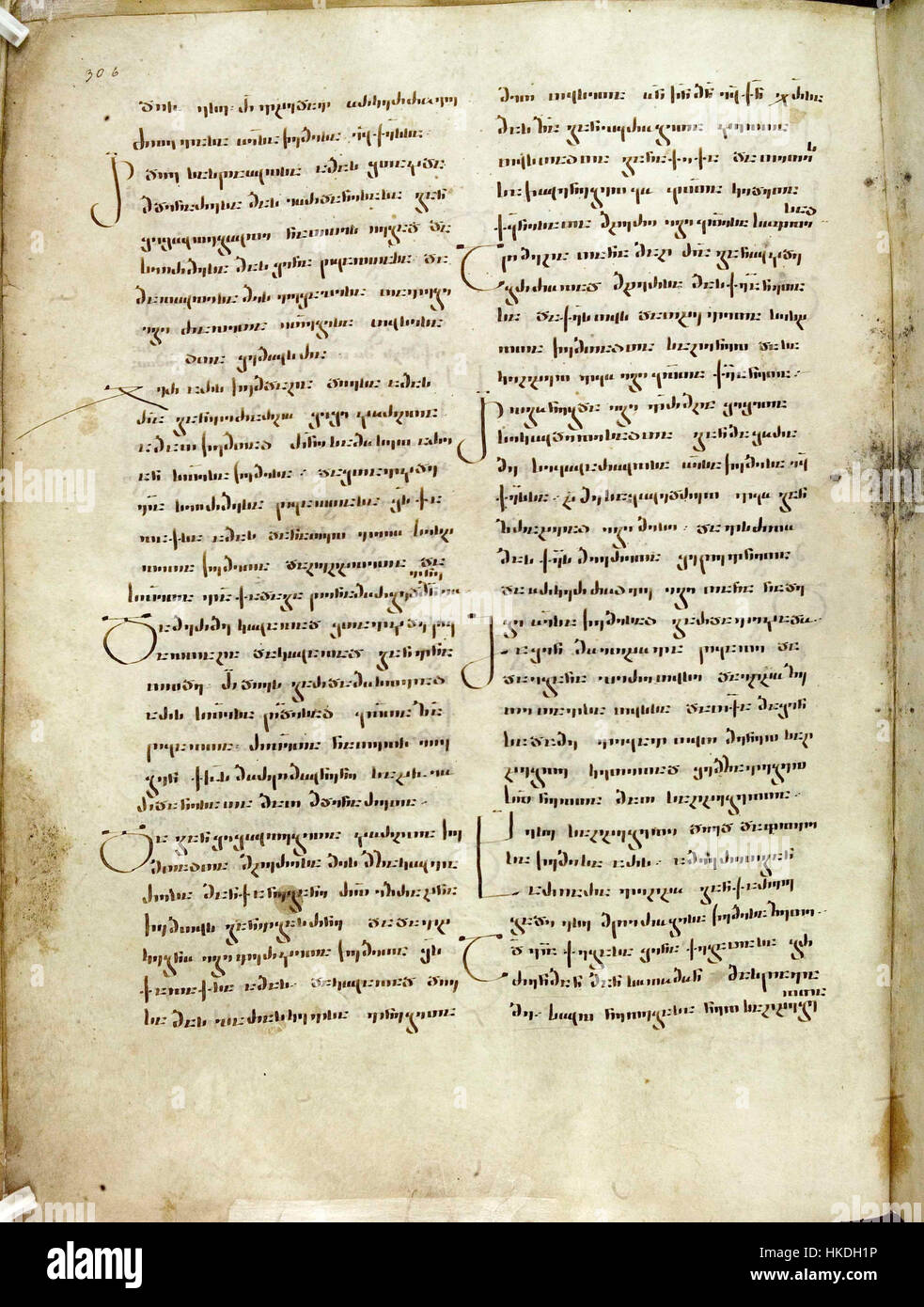 „Parkhali Polykephalon 154v“ ist eine historische Manuskriptillustration aus dem Mittelalter mit komplizierten Designs und lateinischer Schrift. Das Manuskript gibt Einblicke in die religiösen und kulturellen Zusammenhänge der Zeit, mit ornamentalen Verzierungen, die den Text ergänzen. Stockfoto