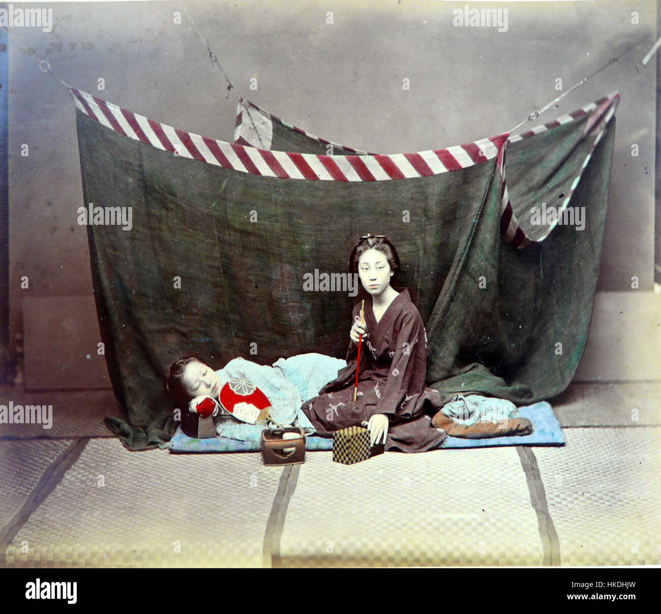 Dieses Gemälde aus dem Jahr 1886 mit dem Titel *Japon* spiegelt die westliche Faszination Japans im späten 19. Jahrhundert wider. Das Kunstwerk zeigt traditionelle japanische Designelemente und den lebhaften kulturellen Austausch zwischen Japan und dem Westen während der Meiji-Ära. Stockfoto