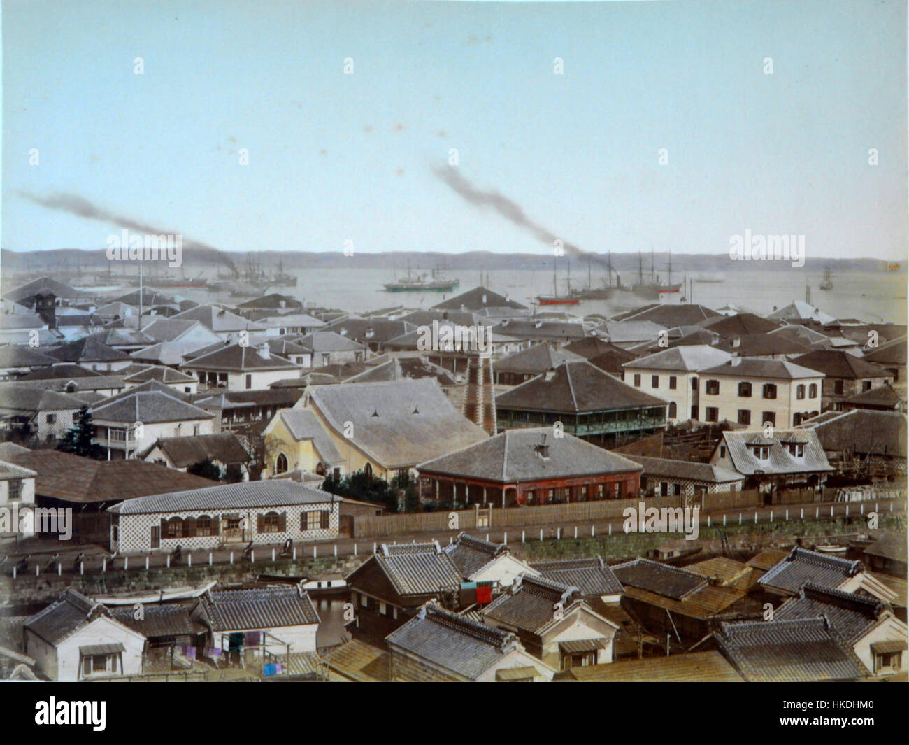 Dieses Kunstwerk aus dem Jahr 1886 zeigt eine Szene, die von Japan inspiriert ist und Elemente der japanischen Kultur und Tradition zeigt. Das Stück bietet einen Einblick in die ästhetischen Werte und künstlerischen Stile des späten 19. Jahrhunderts in Japan. Stockfoto
