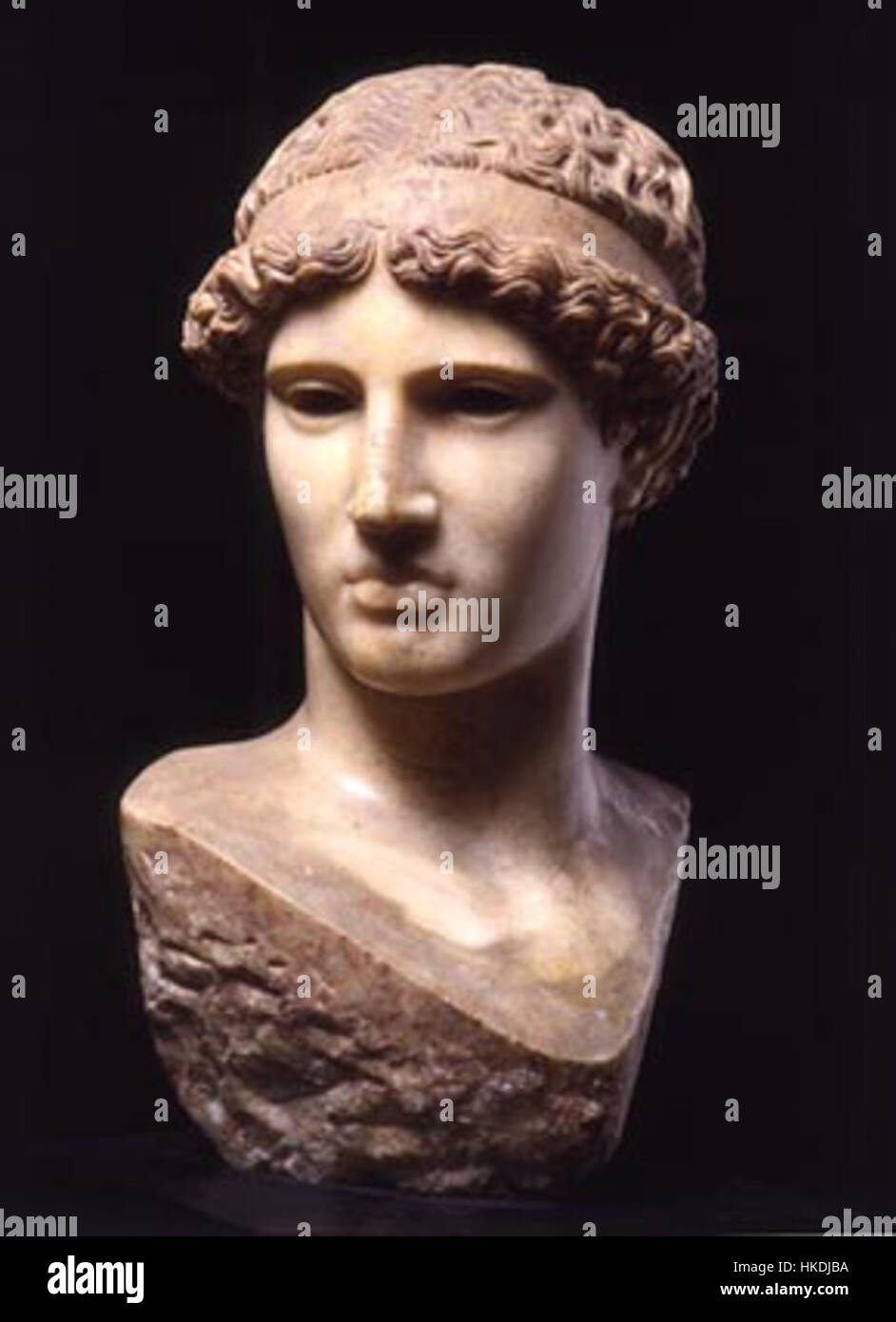 Diese antike griechische Statue von Athena Lemnia, die um 450 v. Chr. geschaffen wurde, ist ein bemerkenswertes Beispiel für klassische Skulpturen. Es zeigt Athena in ruhiger und komponierter Weise, die Stärke und Weisheit der Göttin betont. Stockfoto