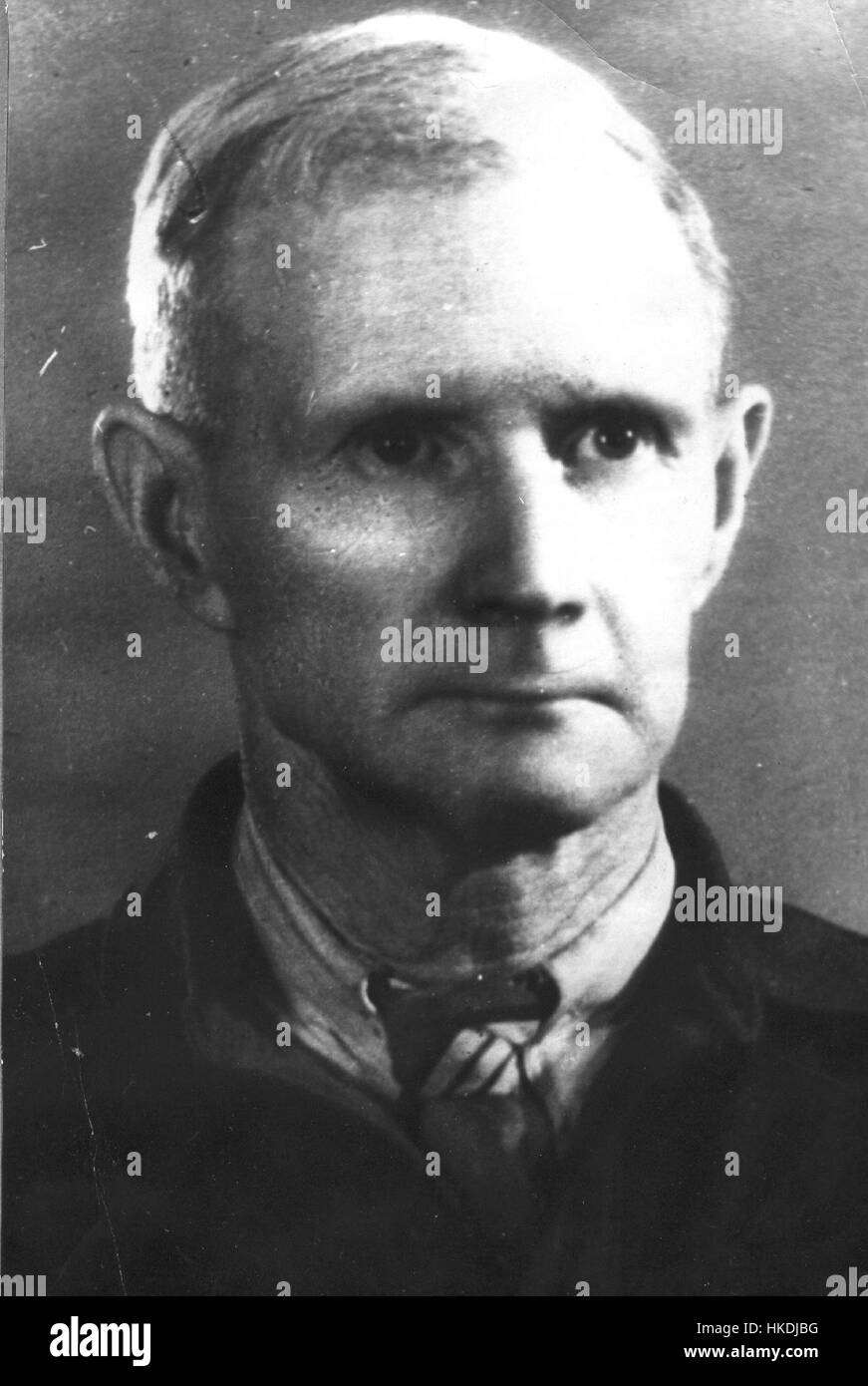 Ein Ölgemälde von S.V. Golicin aus dem Jahr 1940, das die raffinierte Porträttechnik des Künstlers und seine Auseinandersetzung mit zeitgenössischen Themen während dieser Zeit zeigt. Das Gemälde spiegelt künstlerische Stile und Porträts bedeutender Persönlichkeiten der Mitte des 20. Jahrhunderts wider. Stockfoto