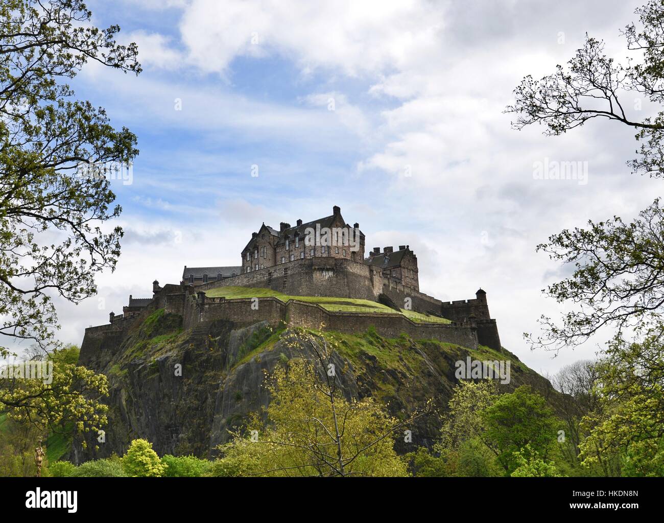 Edinburgh Castle, sitzt oberhalb der Stadt auf einem großen Felsen und Bäumen eingerahmt. Das Gestein ist ein Stecker mit einem erloschenen Vulkan Stockfoto