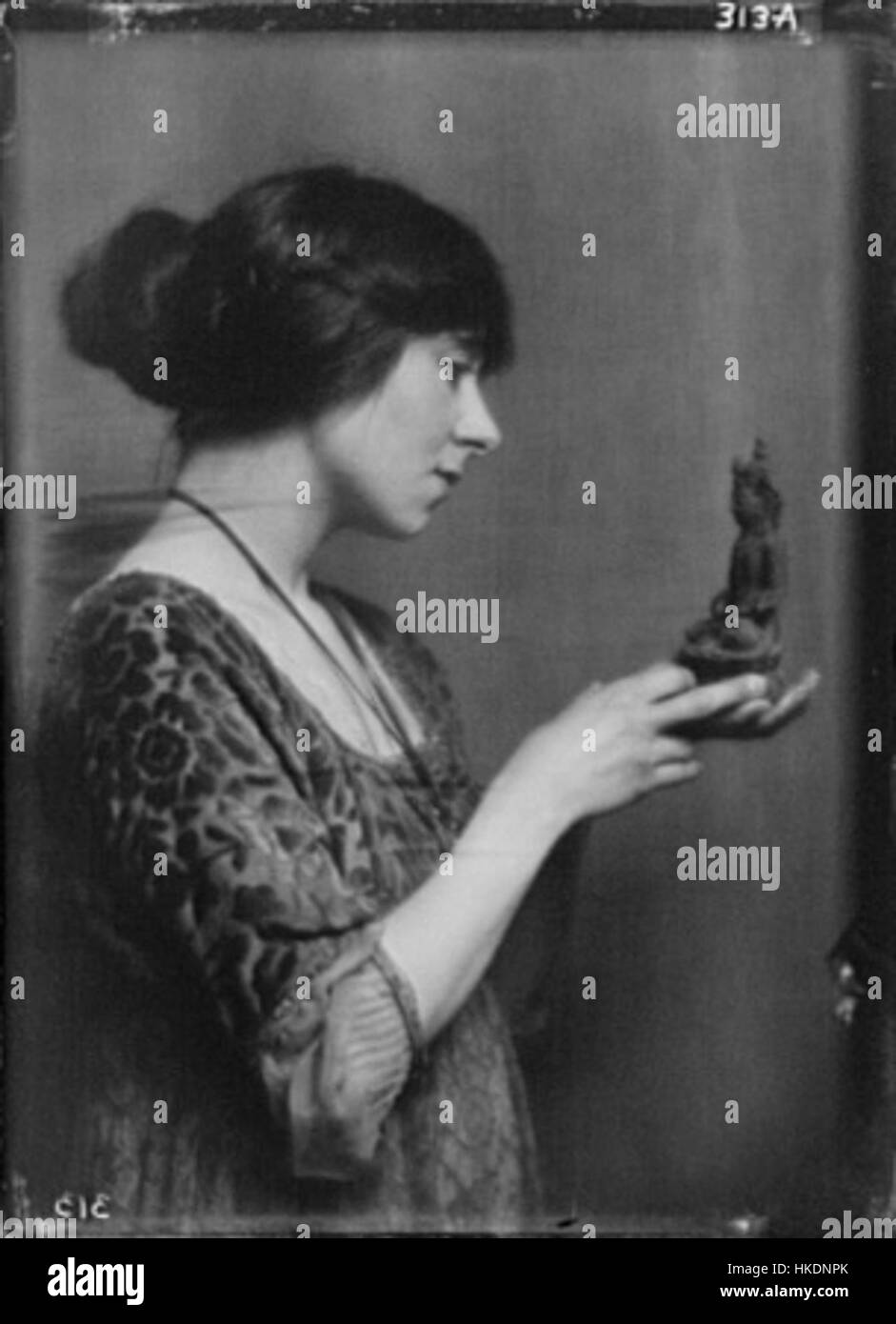 *Fania Marinoff* ist ein Kunstwerk eines unbekannten Künstlers, das in der Library of Congress untergebracht ist. Das Stück, wahrscheinlich ein Porträt, greift den charakteristischen Stil des Künstlers auf und kombiniert Elemente des Realismus des 19. Jahrhunderts mit detaillierter figurativer Darstellung. Marinoffs Werk wird für seine ausdrucksstarke Qualität und seine komplizierte Linienführung gefeiert, die die kulturelle Tiefe der amerikanischen Kunstgeschichte unterstreicht. Stockfoto