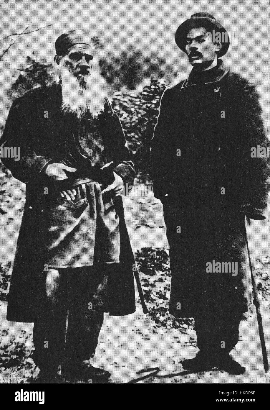 Dieses Kunstwerk zeigt die berühmten russischen Schriftsteller Leo Tolstoi und Maxim Gorki. Ihre Porträts, die in einem historischen Kontext dargestellt werden, zelebrieren ihren Einfluss auf die russische Literatur und Kultur, indem sie das Wesen dieser literarischen Riesen einfangen. Stockfoto