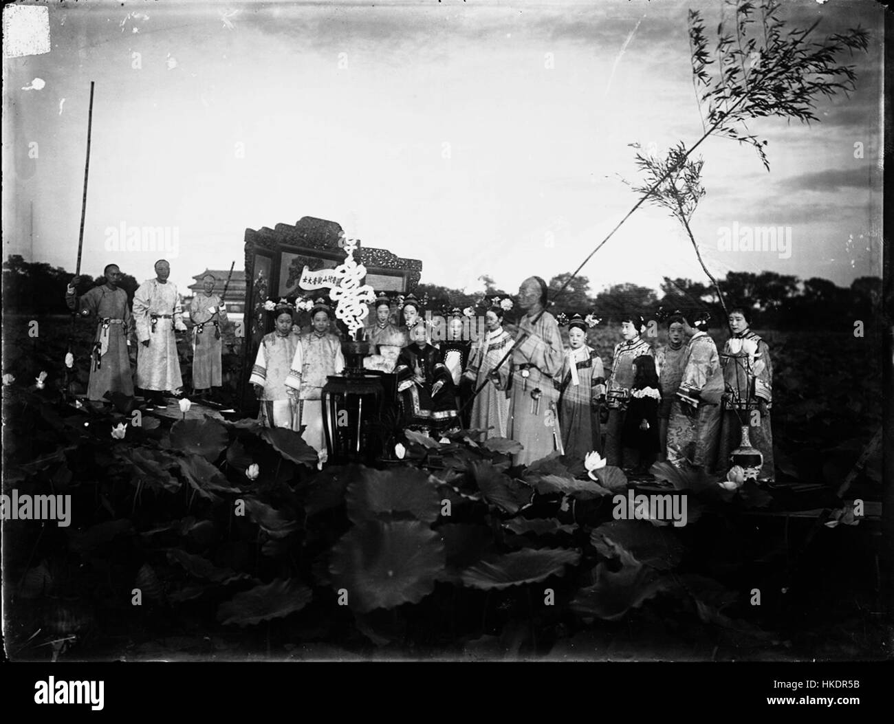 Die Qing Dynastie Ci Xi Imperial Dowager Kaiserin von China auf einer flachen Talsohle Boot in den See des nahen Meeres (3) Stockfoto