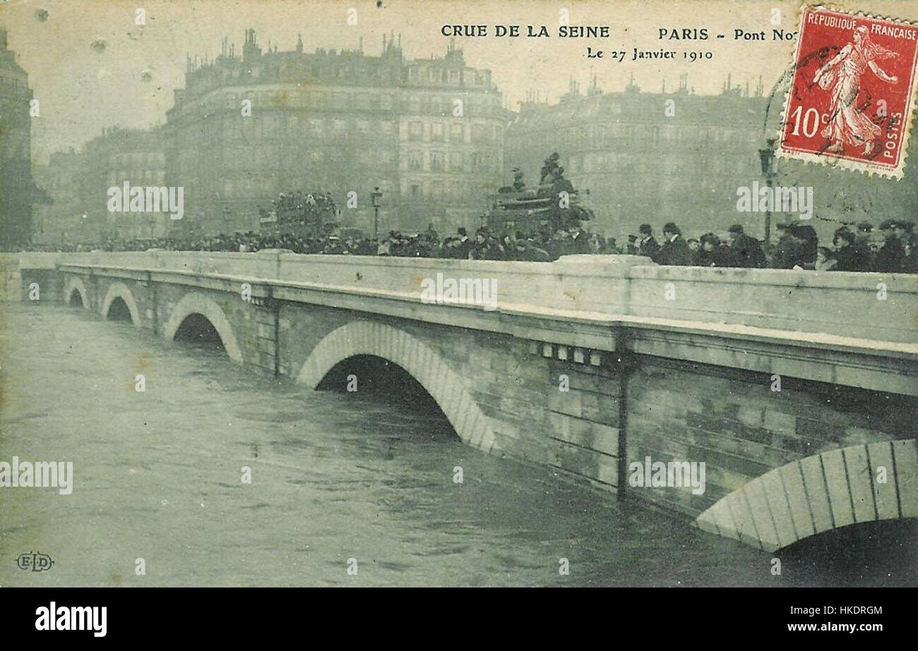Dieses Vintage-Gemälde, *Crue seine 1910*, zeigt die große Überschwemmung der seine in Paris im Jahr 1910, die Teile der Stadt überschwemmte. Das Kunstwerk fängt die dramatischen Auswirkungen der Überschwemmung auf die städtische Landschaft ein und zeigt die steigenden Gewässer und die Bemühungen, die Katastrophe zu bewältigen. Stockfoto