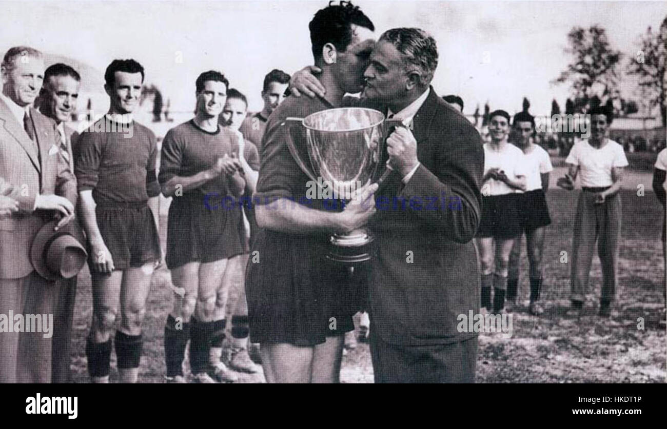 Ein historisches Bild, das das Team der Associazione Fascista Calcio Venezia während der Coppa Italia 1940-41, einem wichtigen Fußballwettbewerb in Italien, darstellt. Das Bild repräsentiert einen bedeutenden Zeitraum im italienischen Fußball und zeigt das Engagement der Mannschaft in den frühen 1940er Jahren Stockfoto