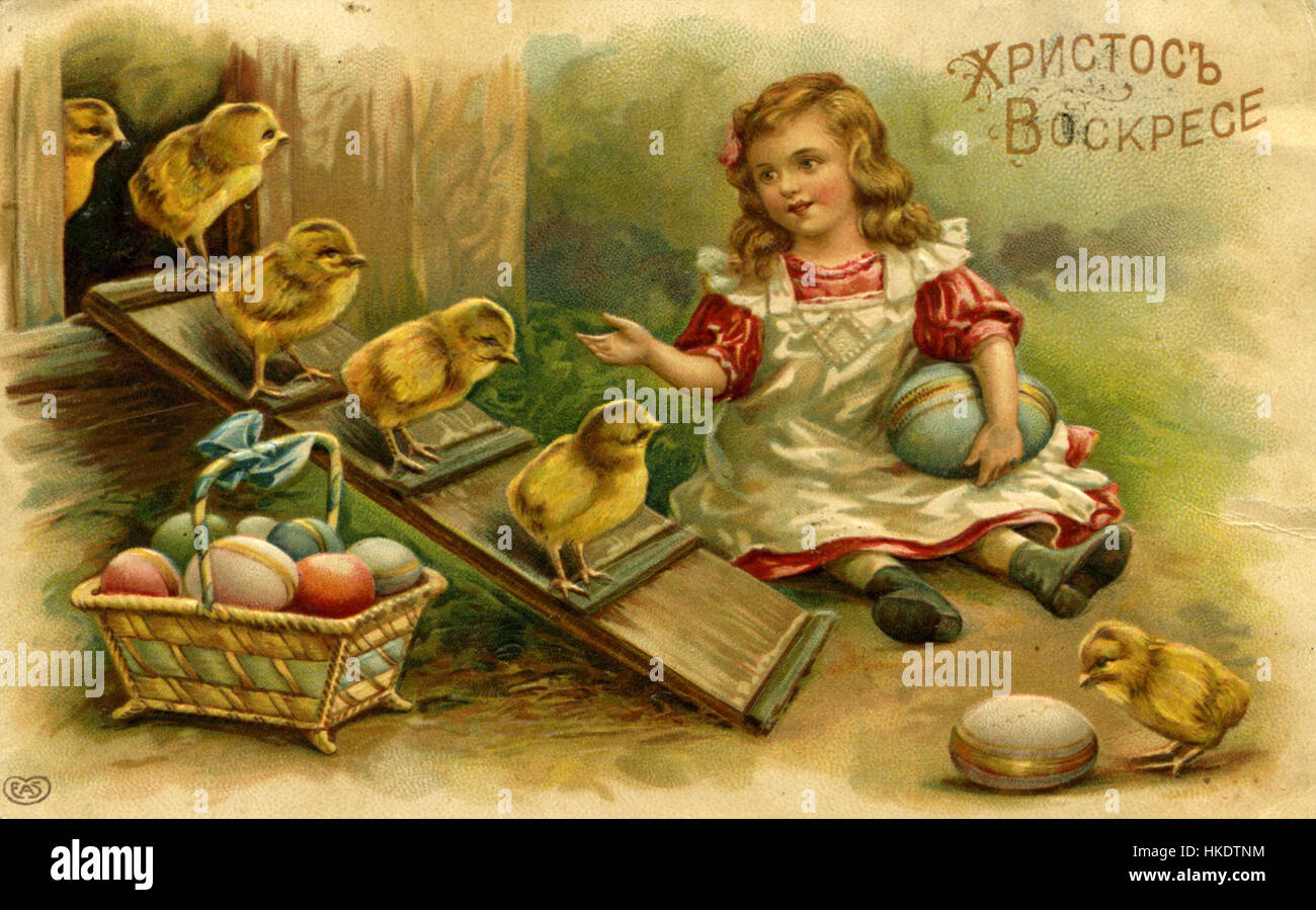 Diese alte *Alte russische Osterkarte* zeigt traditionelle Osterbilder. Das Design hebt religiöse Symbole wie Ostereier und Blumen hervor und spiegelt die kulturelle Bedeutung von Ostern in russisch-orthodoxen Traditionen wider. Stockfoto