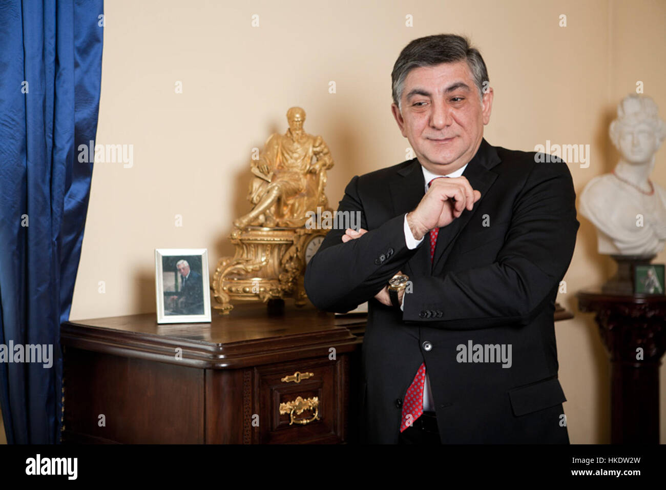 Khachatur Sukiasyans Malerei spiegelt einen dynamischen Gebrauch von Farbe und Textur wider und schafft eine emotionale Landschaft, die Abstraktion mit figurativen Elementen verbindet. Stockfoto