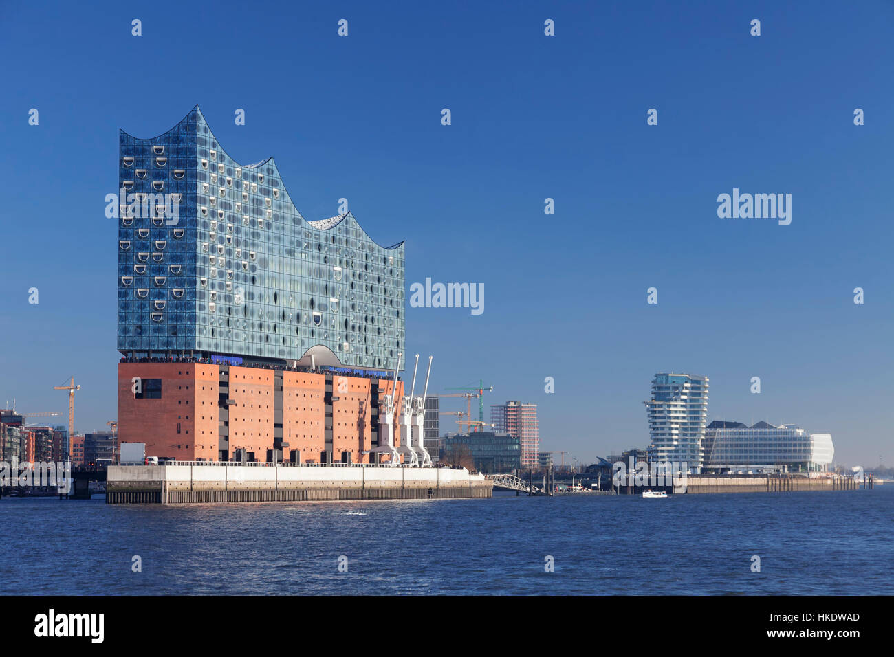 Blick über die Elbe der HafenCity mit Elbphilharmonie, Marco Polo Tower und Unilever-Zentrale, Hamburg, Deutschland Stockfoto