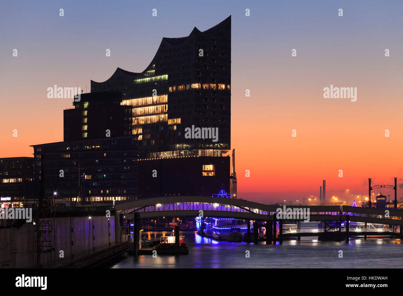 Elbphilharmonie und Überseebrücke bei Sonnenaufgang, HafenCity, Hamburg, Germany Stockfoto