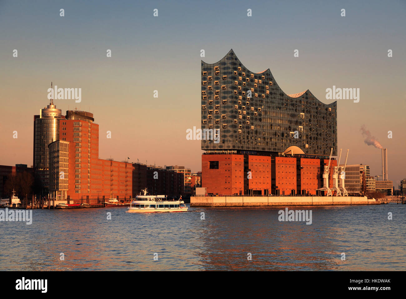 Elbphilharmonie bei Sonnenuntergang, HafenCity, Hamburg, Germany Stockfoto