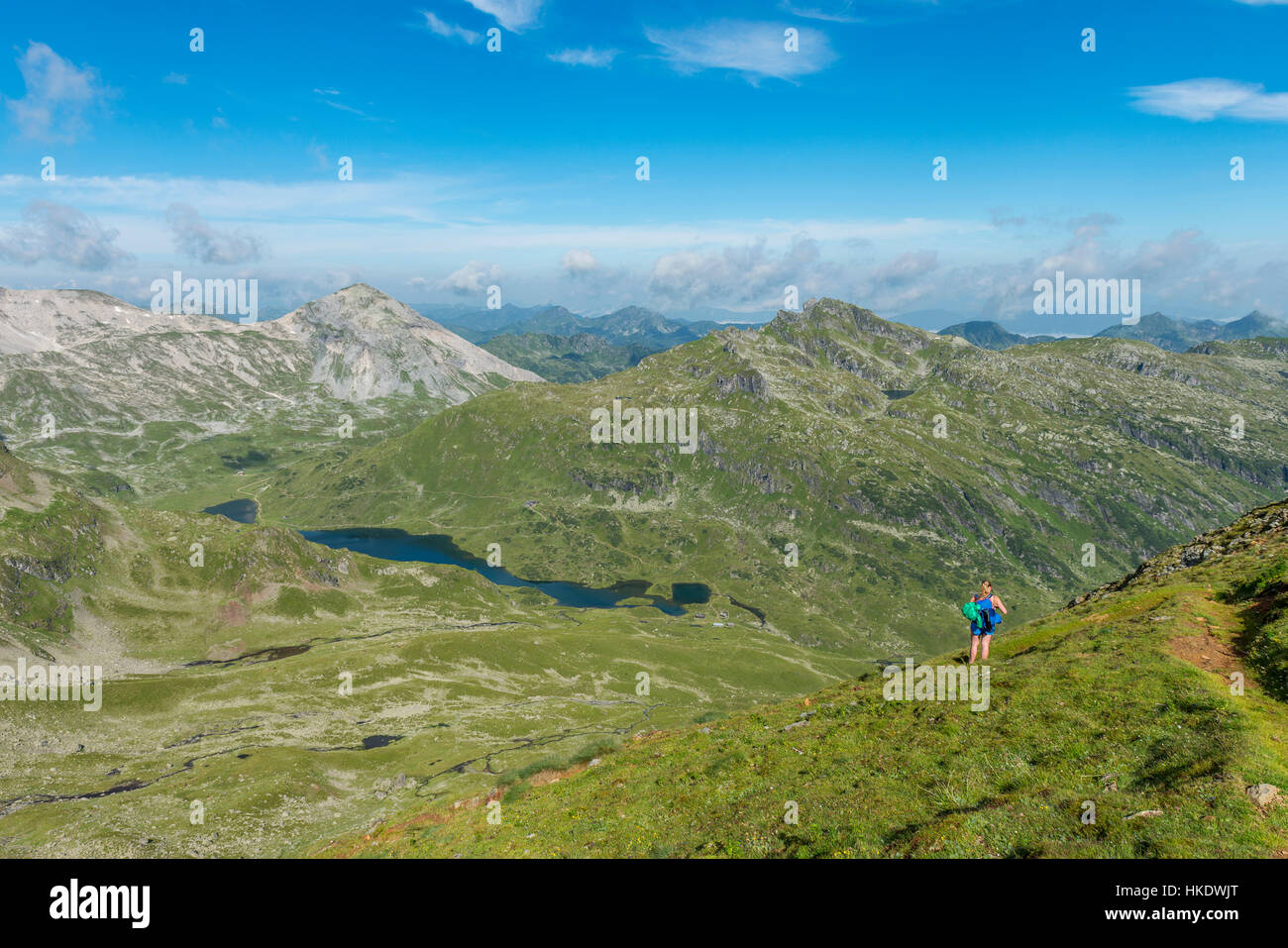 Wanderer auf der Suche über ein Tal, Schladminger Trail, Wanderweg, Hochgolling, Schladming Tauern, Schladming, Steiermark, Österreich Stockfoto