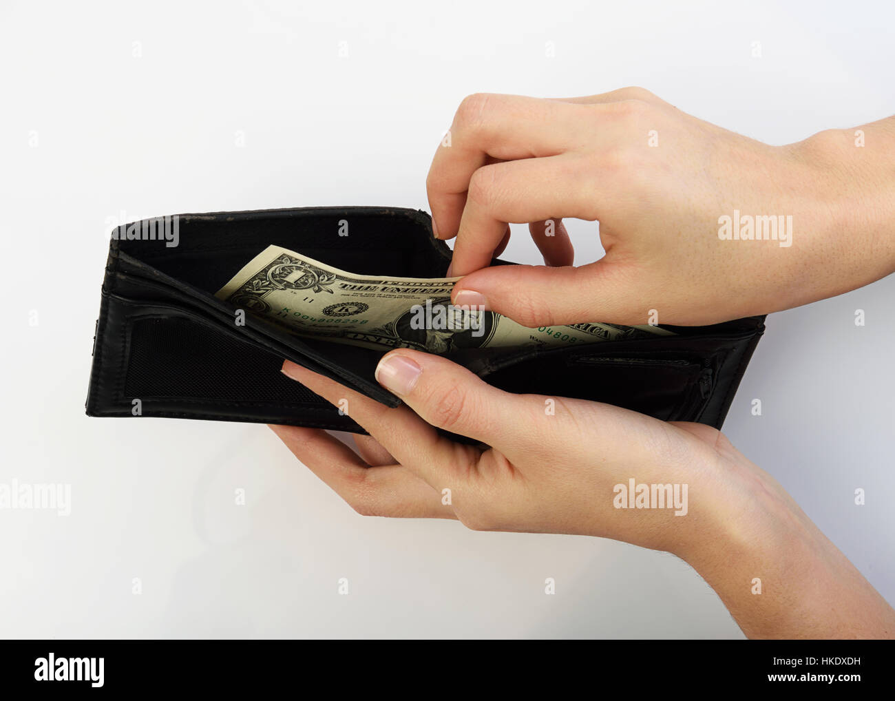 Person, die einen Dollar bill Geld aus schwarzen Brieftasche Stockfoto