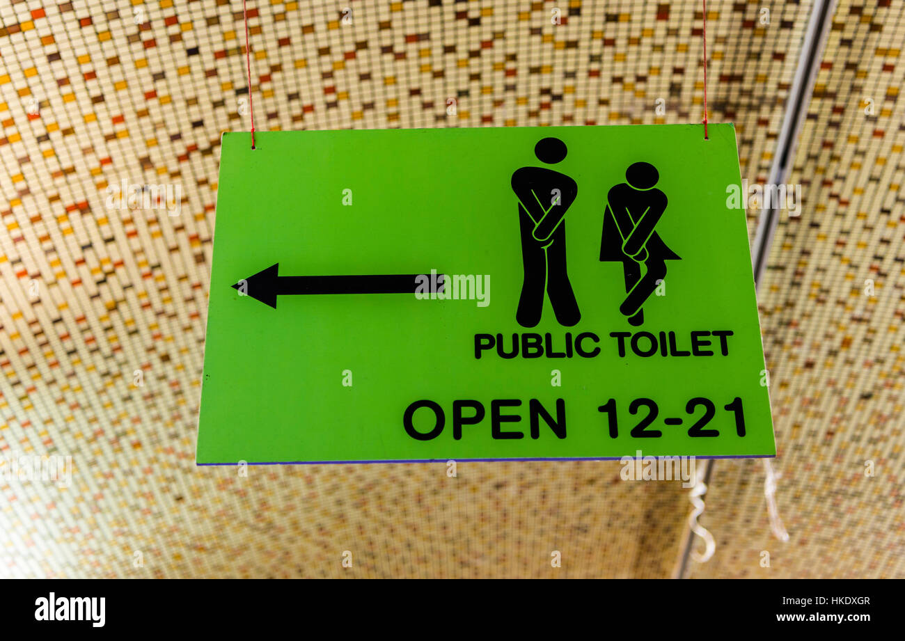 Öffentliche Toilette, grüne Wegweiser, Prag, Tschechische Republik  Stockfotografie - Alamy