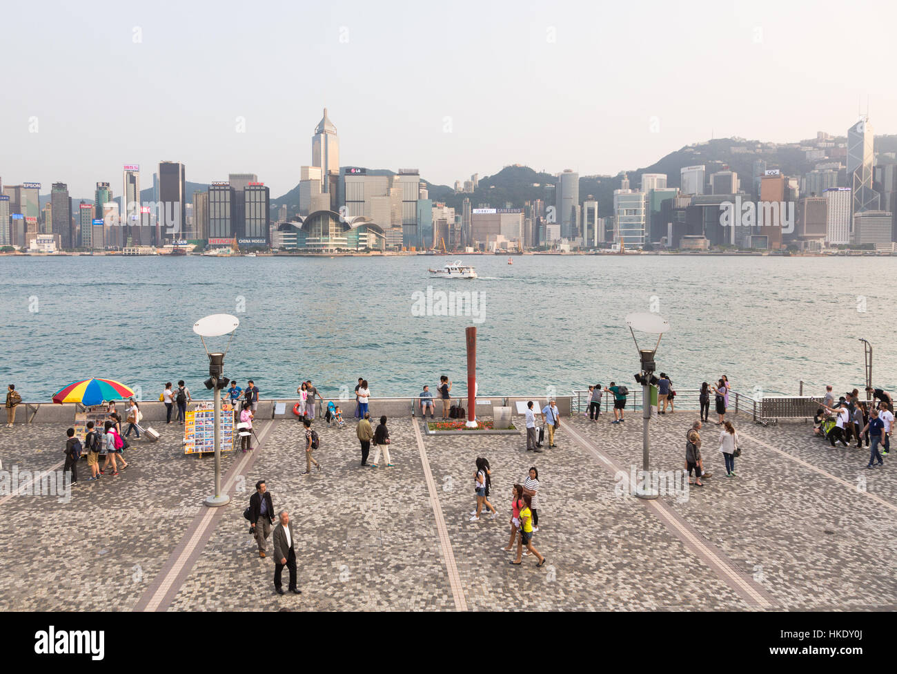 Hong Kong, Hong Kong - 26. April 2015: Touristen fotografieren und genießen Sie die berühmte Skyline von Hong Kong Island über den Victoria Harbour von der Straße der Stockfoto