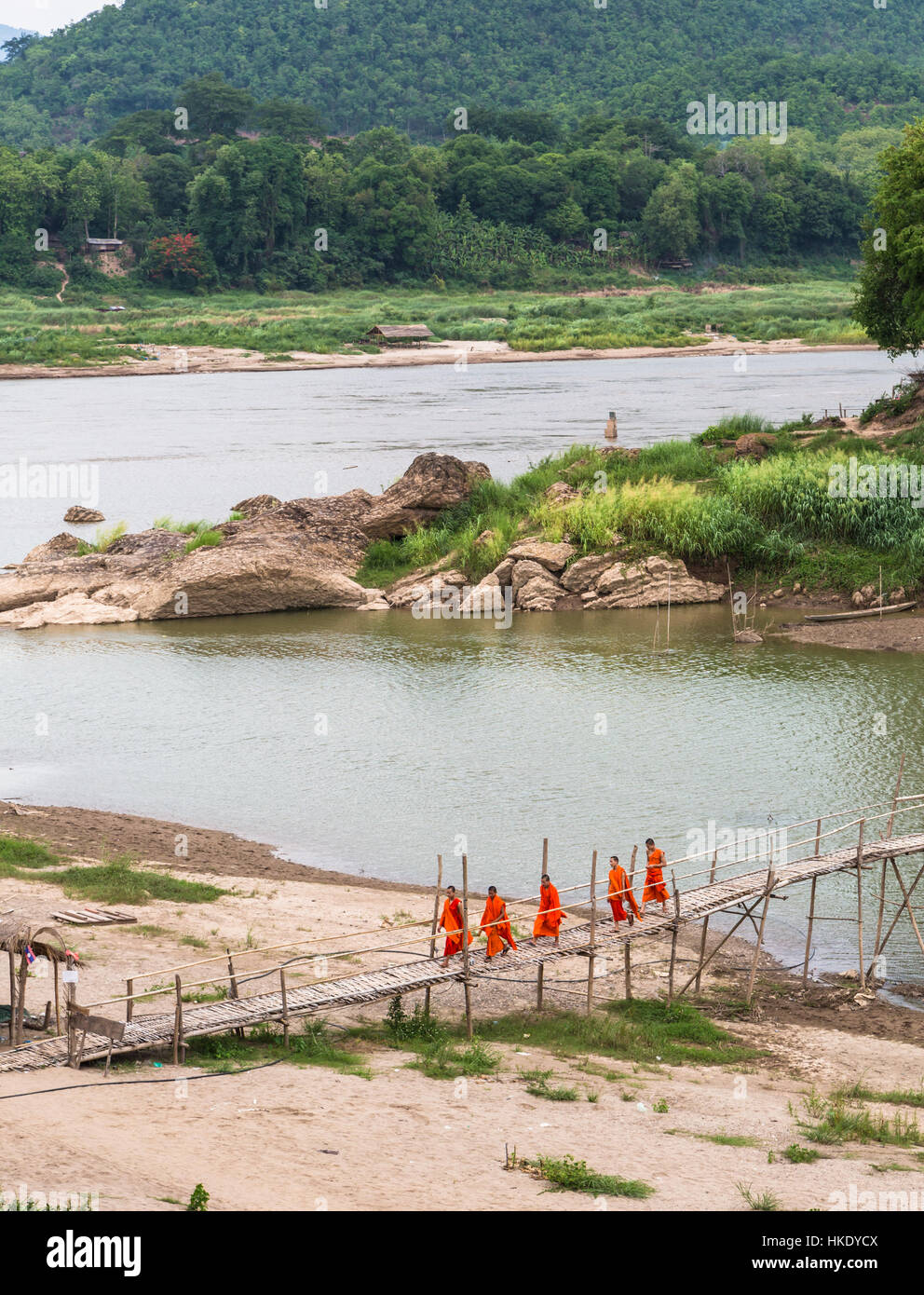 LUANG PRABANG, LAOS - 16. Mai 2015: Buddhistische Mönche eine Holzbrücke überqueren, am Fluss Nam Ou in Luang Prabang im Norden Laos Stockfoto