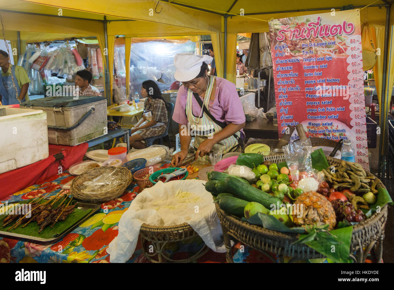 Krabi, Thailand - 20. Dezember 2015: Eine Frau bereitet frische Thai-Stil Salat in der beliebten Nachtmarkt von Krabi in Thailand. Stockfoto