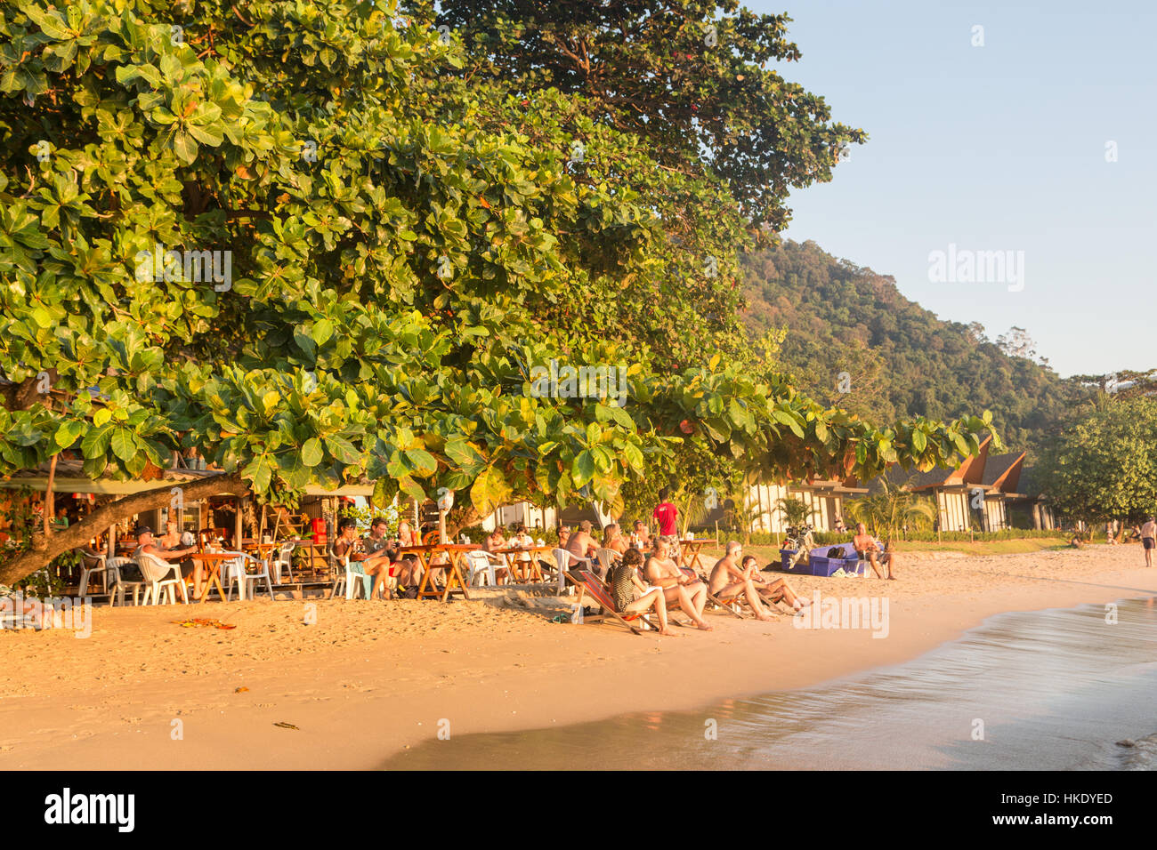 KOH CHANG, THAILAND - 29. Dezember 2015: Touristen genießen Sie einen Drink in einer Strandbar bei Sonnenuntergang über weißen Sandstrand in Koh Chang. Die Insel ist zu verorten Stockfoto