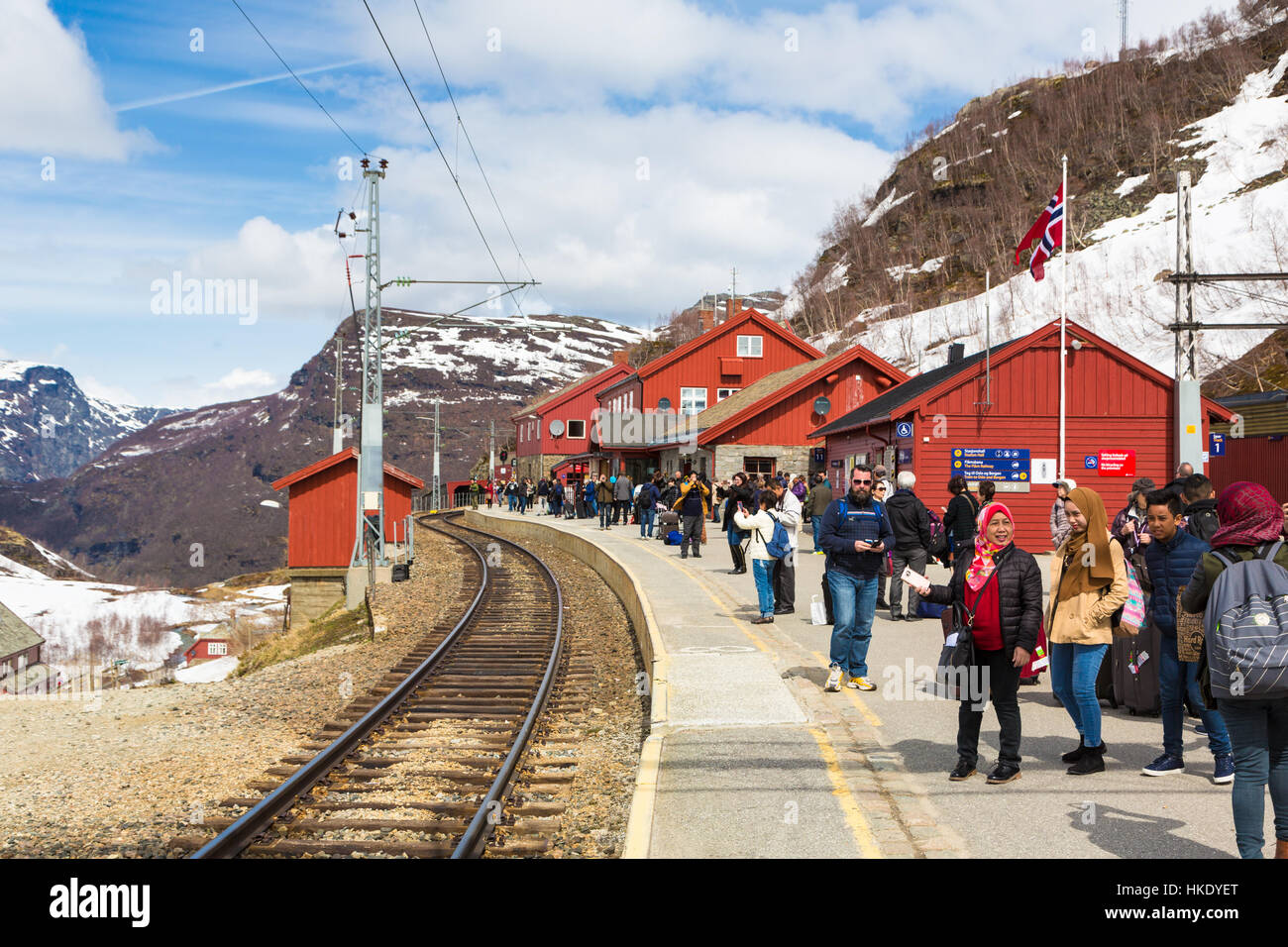 MYRDAL, Norwegen - 17. Mai 2016: Touristen warten am Bahnhof Myrdal für den Zug, der sie nach Flåm, einem Dorf entlang der Fjorde in Norwegen bringen wird. Stockfoto