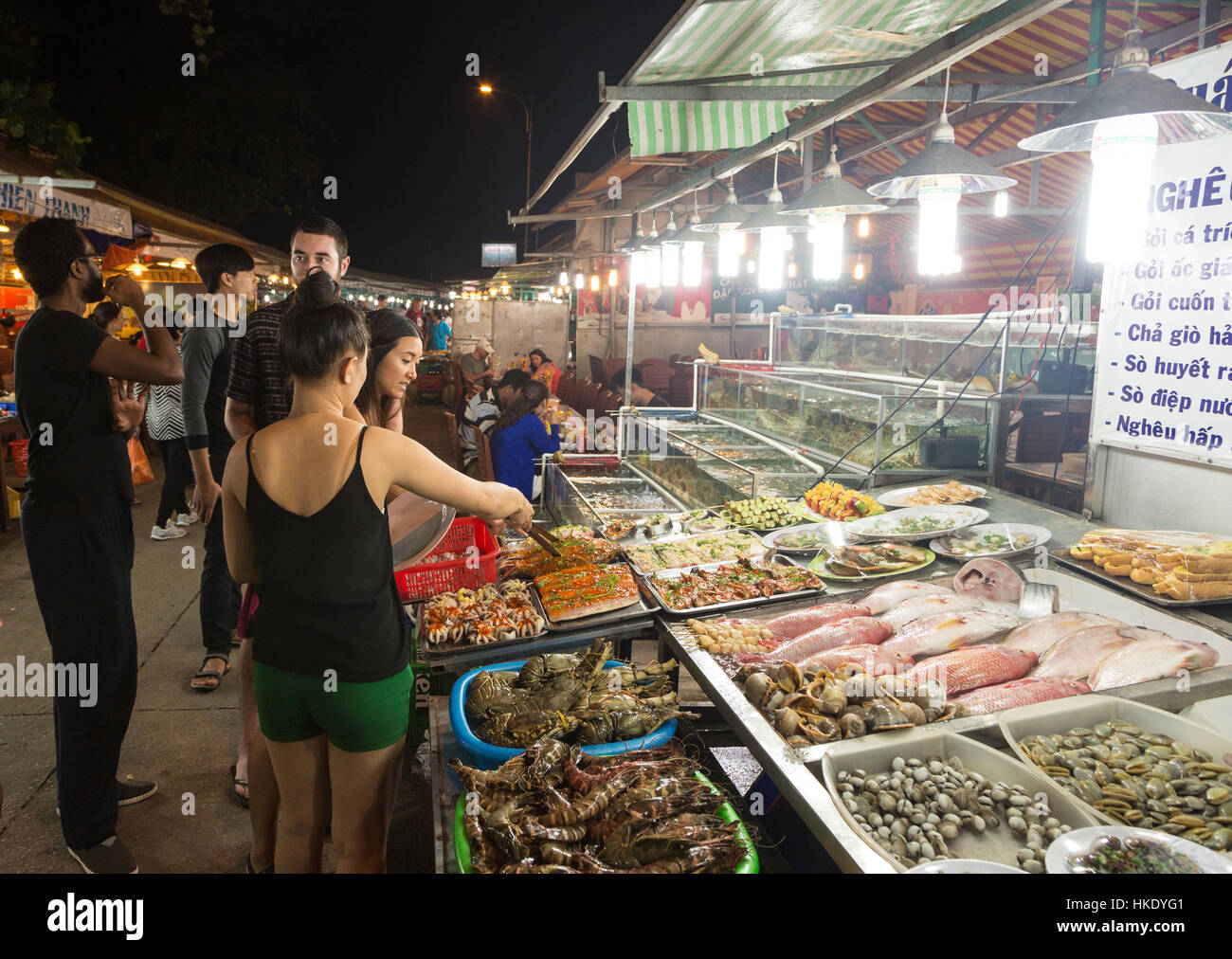 PHU QUOC, VIETNAM - 27. Januar 2016: Ein junger Tourist wählen Sie frischen Fisch auf dem Grill in der Duong Dong Nachtmarkt in Phu Quoc Isla gekocht werden Stockfoto