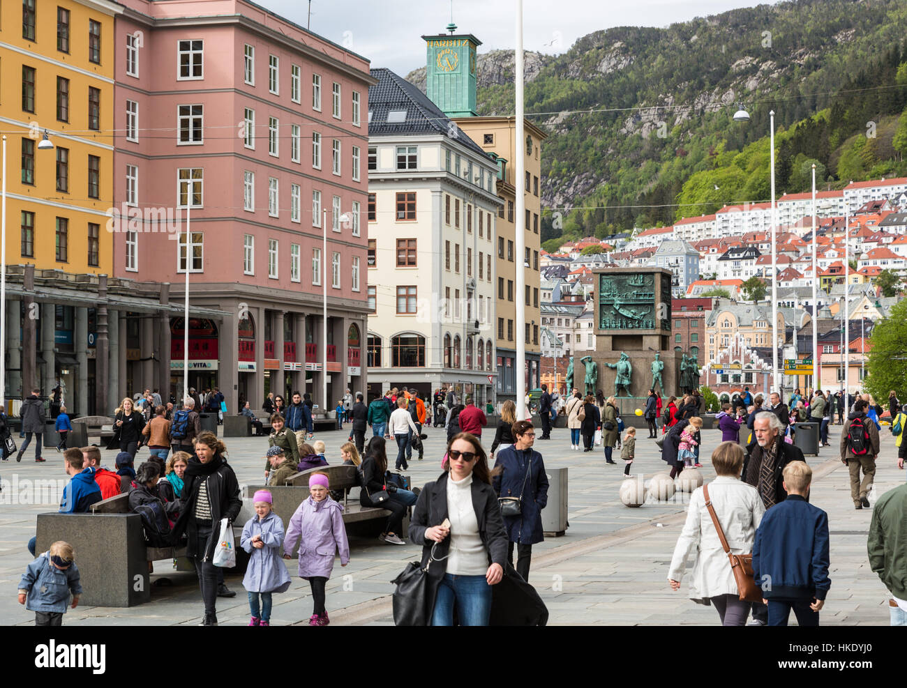 BERGEN, Norwegen - 21. Mai 2016: Menschen zu Fuß und haben einen Spaziergang in der Fußgängerzone in die zweitgrößte Stadt in Bergen, Norwegen. Stockfoto