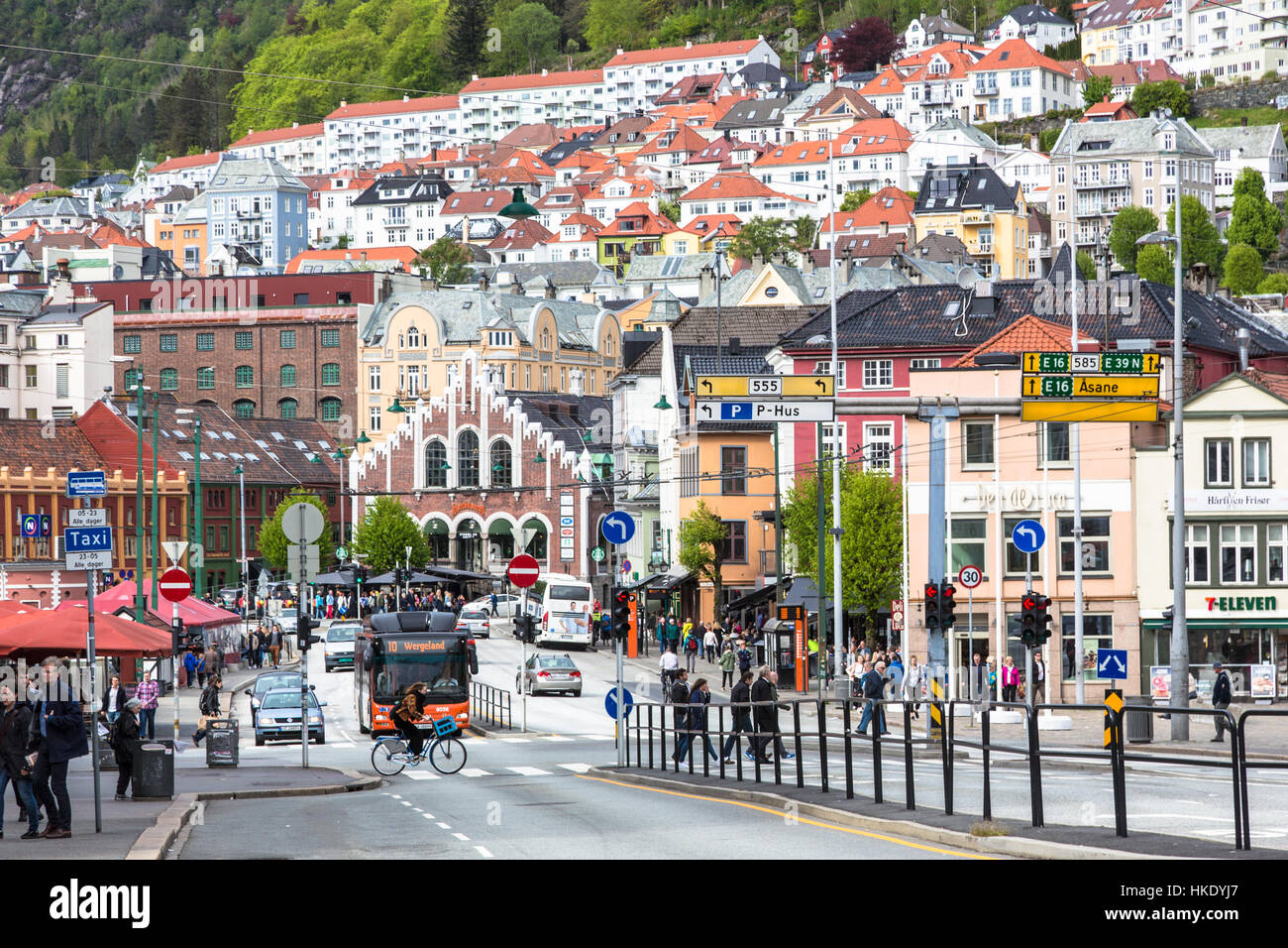 BERGEN, Norwegen - 21. Mai 2016: Ein Radfahrer und Fußgänger überqueren einer viel befahrenen Straße im historischen Bezirk von Bergen, Norwegen zweite größte Stadt. Stockfoto