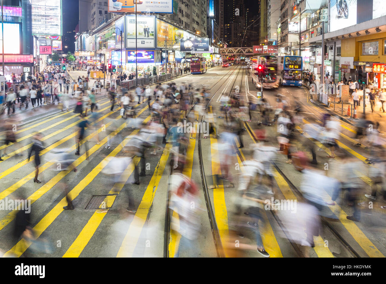 HONG KONG, HONG KONG - 23. September 2015: Fußgänger durcheilen einer sehr belebten Kreuzung in der shopping Bezirk Causeway Bay in Hongkong isla Stockfoto