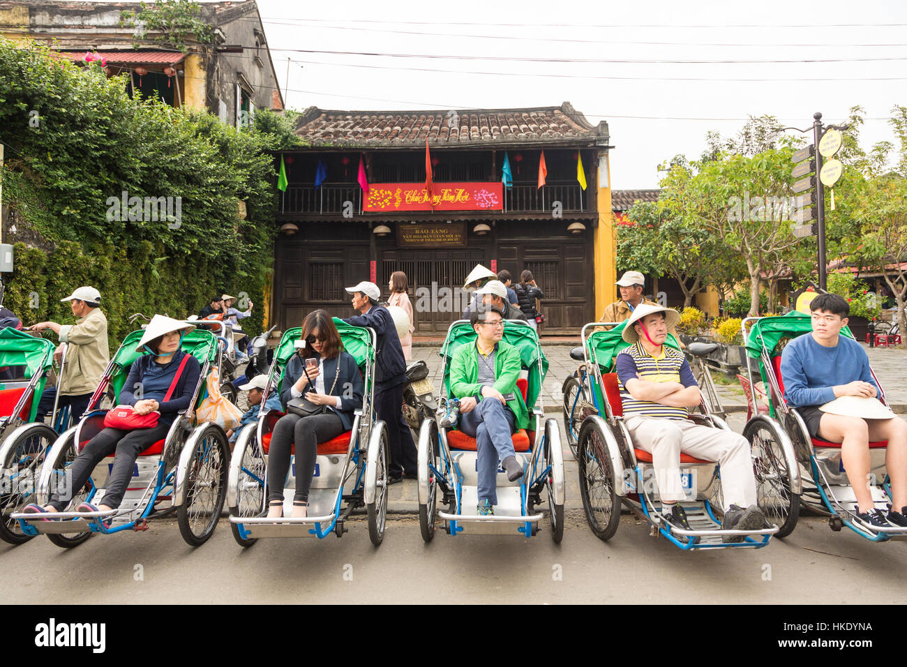 HOI AN, VIETNAM - 7. Februar 2016: Asiatische Touristen warten auf ihre Cyclo Tour von Hoi an eine alte Stadt zu beginnen. Die Stadt war ein wichtiges Handelszentrum sogar Stockfoto