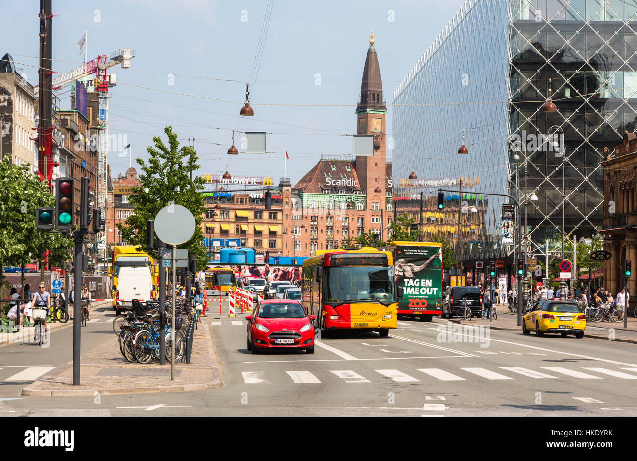 Kopenhagen, Dänemark - 24. Mai 2016: Autos und Busse warten an einer Kreuzung vor dem Rathaus in Dänemark Hauptstadt an einem sonnigen Sommertag. Stockfoto