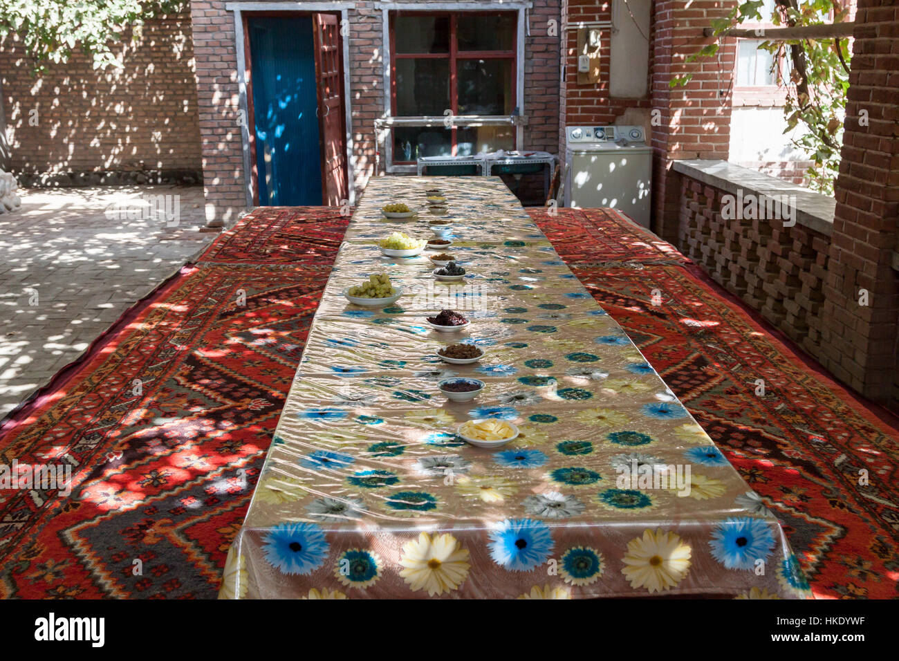 Tisch bereit für das Essen in Uiguren Familienhaus. Xinjiang Autonome Region, China. Stockfoto