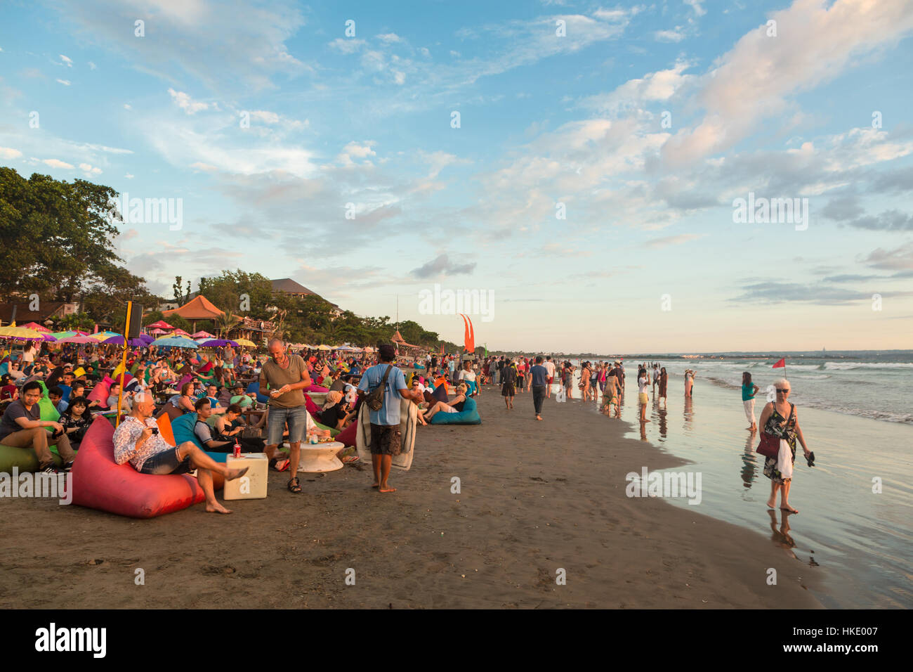 KUTA, Indonesien - 19. Februar 2016: Eine große Schar von Touristen, Indonesisch und Ausländer, genießen Sie den Sonnenuntergang in einer Strandbar am Kuta Beach in Seminyak, Stockfoto