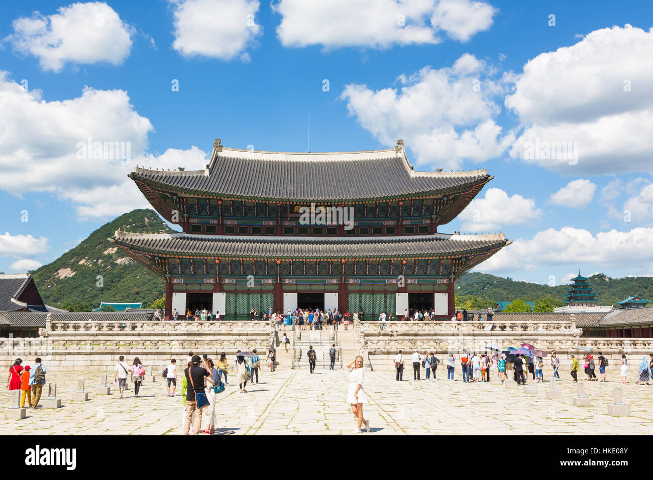 SEOUL, Südkorea - 12. September 2015: Touristen besuchen den Gyeongbokgung Palast in Seoul. Stockfoto