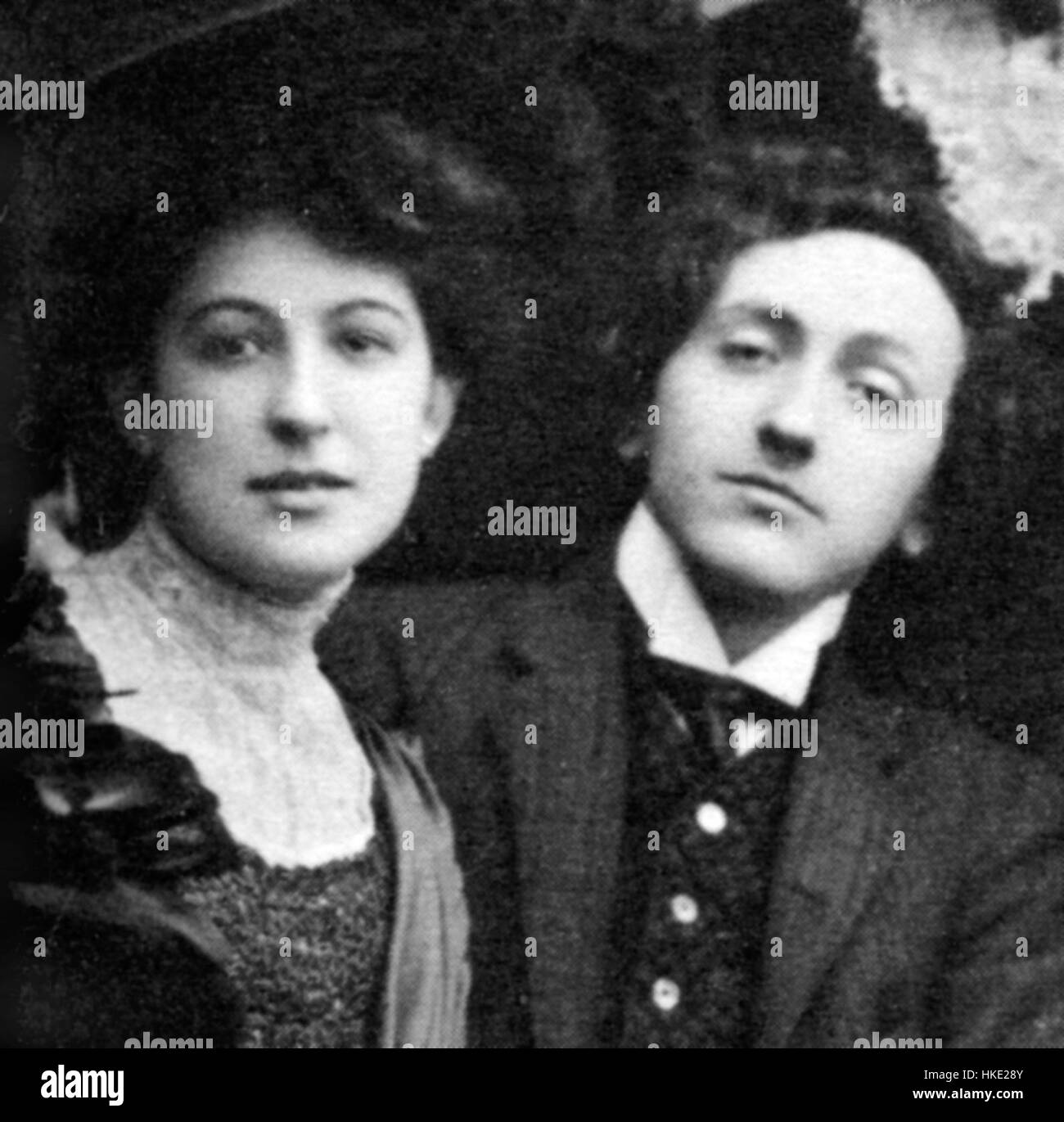 Dieses Kunstwerk von Evreinow und Butkowskaja fängt einen Moment der russischen Kunstgeschichte ein und konzentriert sich auf die Interaktion historischer Figuren. Das Werk veranschaulicht russische künstlerische Techniken und Traditionen der Malerei. Stockfoto