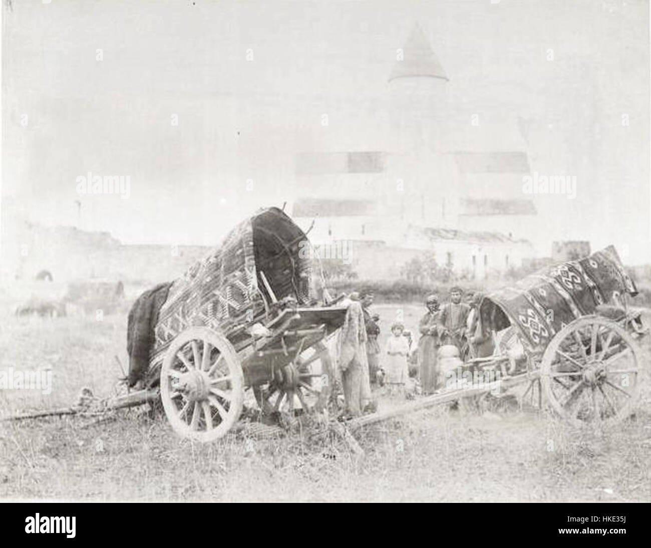 Das Bild zeigt einen georgischen Stierkorb, der für Pilgerreisen verwendet wird, und zeigt die historische Transportmethode für religiöse Reisen. Dieses Kunstwerk unterstreicht die kulturelle und religiöse Bedeutung der Wallfahrt in der georgischen Gesellschaft. Stockfoto