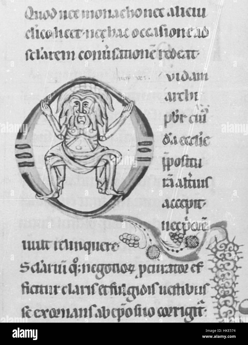 Das „Initiale Q“-Kunstwerk zeigt den wunderschön beleuchteten Buchstaben „Q“, eine traditionelle Form mittelalterlicher Handschriften. Das detaillierte Design umfasst historische Elemente und lebhafte Farben, die typisch für beleuchtete Manuskripte sind. Stockfoto