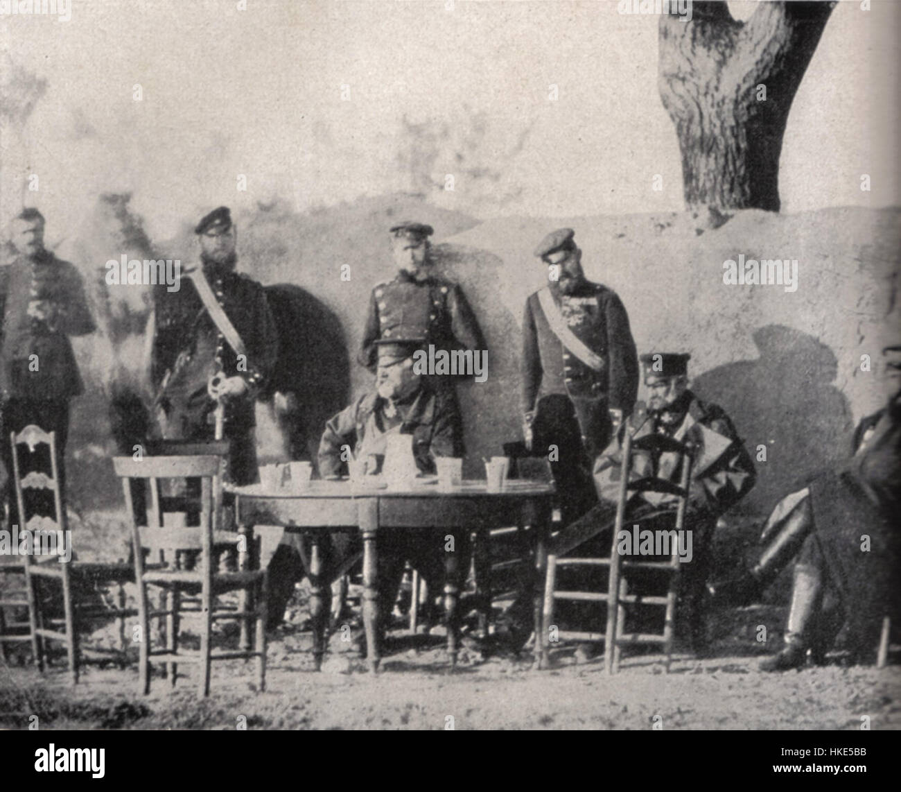 Dieses Ölgemälde von 1870 zeigt Generalfeldmarschall Wrangel während der Belagerung von Metz. Er unterstreicht seine militärische Bedeutung während des Deutsch-Französischen Krieges und veranschaulicht die angespannte Zeit in der europäischen Geschichte. Stockfoto