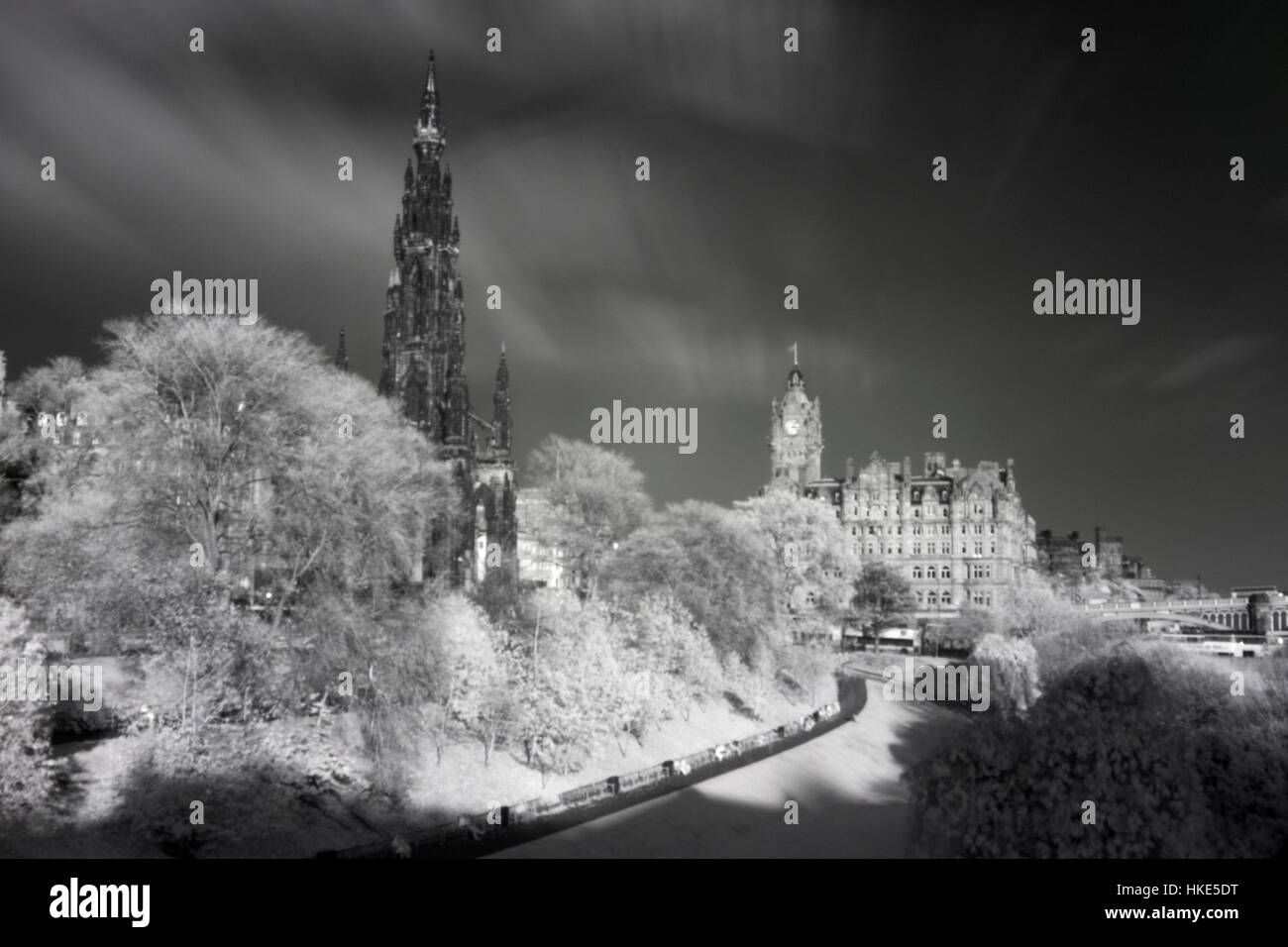 Princess Street Gardens, Edinburgh mit Scott Monument, The Balmoral Hotel und der Nordbrücke über Waveley Bahnhof Stockfoto