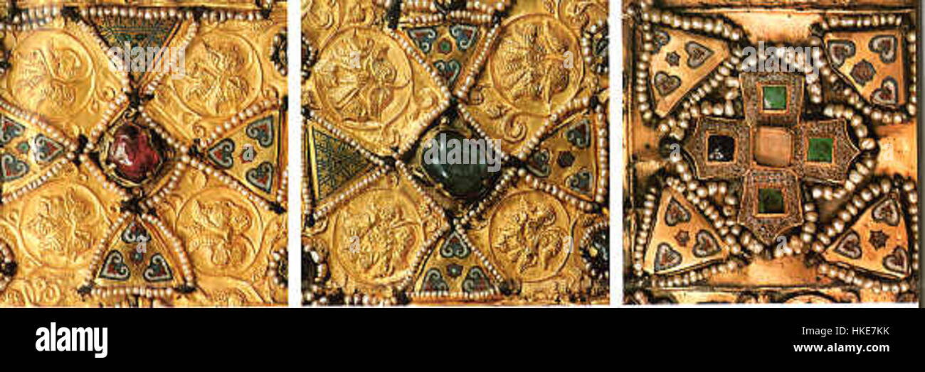 Die Khakhuli-Ikone, die sich durch ihre charakteristischen dreieckigen Elemente auszeichnet, ist ein bemerkenswertes Beispiel mittelalterlicher georgischer religiöser Kunst. Dieses Symbol zeigt sakrale Figuren mit geometrischen Mustern und lebhaften Farbkontrasten, typisch für den ikonografischen Stil dieser Zeit. Stockfoto