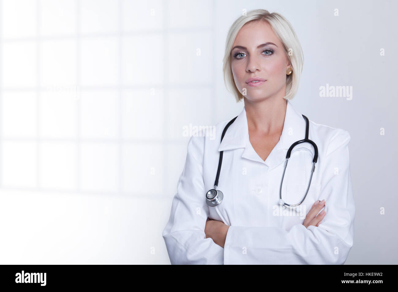 horizontale Banner mit Arzt mit Stethoskop Arme gekreuzt weißen Hintergrundfenster Stockfoto