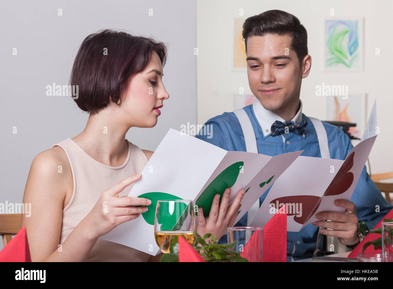 Man empfiehlt eine Mahlzeit aus dem Menü ein Gourmet-restaurant Stockfoto