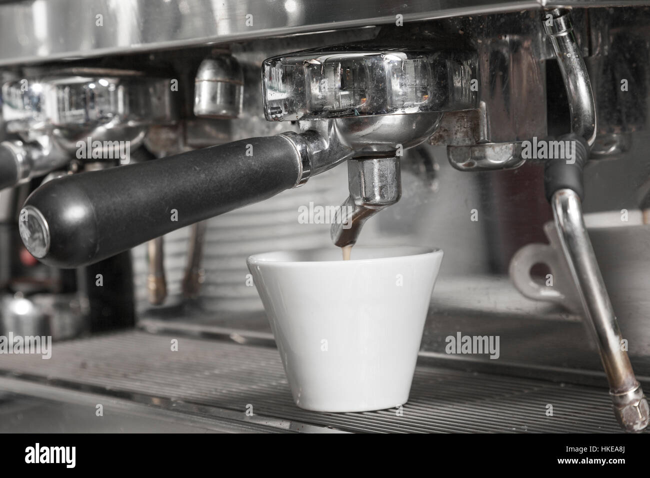 Frischen Kaffee gießen in einem weißen Cappuccino Tasse stehen in der Startaufstellung Stockfoto